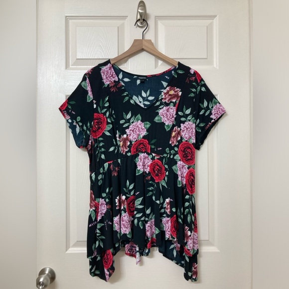 Torrid Black Red Floral Short Sleeve V Neck Shirt Blouse 1X Bohemian Roses Fall - Picture 1 of 9